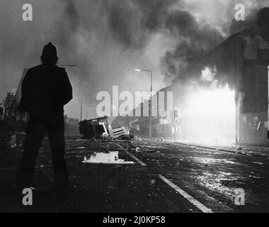 Toxteth Riot 5th luglio 1981A ufficiale di polizia in cavalletti per la sommossa tra i negozi di vetro rotto e bruciante in Park Road le rivolte sono state innescate a seguito dell'intercettazione da parte della polizia di motociclisti Leroy Cooper in Selbourne Street. Una folla si riunì, la chiamata di nome crebbe in pochi minuti ci fu un fraas su vasta scala che vide tre poliziotti feriti e un giovane uomo locale, arrestato con accuse d'assalto. Non si è fermata qui. La polizia ha montato pattuglie extra nella zona e all'inizio della sera successiva, 4 luglio, sono stati sotto attacco da una folla armata di mattoni e bombe a benzina. Il fu Foto Stock