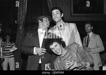 Elton John, Bob Geldof e Leo Bayer partecipano ad un ricevimento della Camera dei Comuni, invitato insieme ad altre star pop dal Ministro delle Arti, Norman St John-Stevas. 3rd agosto 1980. Foto Stock