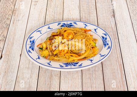 I tagliatelle di riso sono fatti da pasta di riso. Gli ingredienti principali sono la farina di riso e l'acqua. A volte si aggiunge un altro ingrediente come tapioca o cornsta Foto Stock