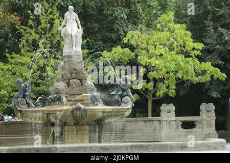 Fontana delle fiabe in stile Art Nouveau a Willy-Brandt-Platz a Francoforte, Assia, Germania Foto Stock