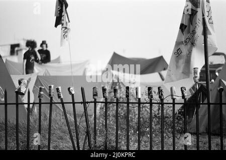 Festival Goers al National Rock Festival 20th, che si svolge dal 22nd al 24th agosto, a Richfield Avenue, Reading, agosto 1980. Foto Stock