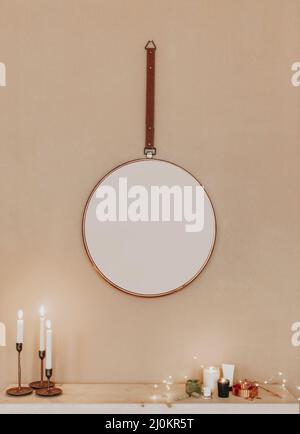 Design minimalista degli interni di appartamento con specchio rotondo appeso su parete beige, toeletta Foto Stock