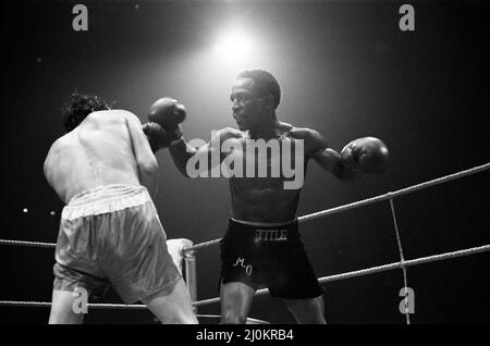 Maurice Hope / Carlos Herrera WBC World Super Welterweight Title. Wembley Arena, Wembley, Londra, Regno Unito.Hope ha vinto con decisione unanime round 15. (Immagine) lotta azione. 26th novembre 1980 Foto Stock