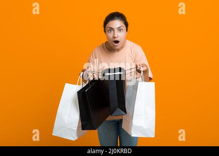 La donna indiana tiene i sacchetti di shopping nelle mani. Vendita e Black Friday. Foto Stock