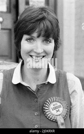 La futura membro laburista del Parlamento Harriet Harman fa un giro a Peckham dove è candidata alle elezioni odierne. 28th ottobre 1982. Foto Stock