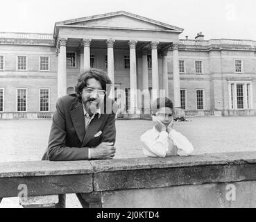 Lord Londonderry, 9th Marchessa di Londonderry raffigurata a Wynyard Hall Estate, County Durham, 30th agosto 1982. I nostri spettacoli di foto ... Lord Londonderry si trova fuori dalla Wynyard Hall con il figlio maggiore Federico. Foto Stock