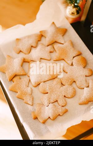 Un primo piano di biscotti natalizi in polvere di pan di zenzero. Foto Stock