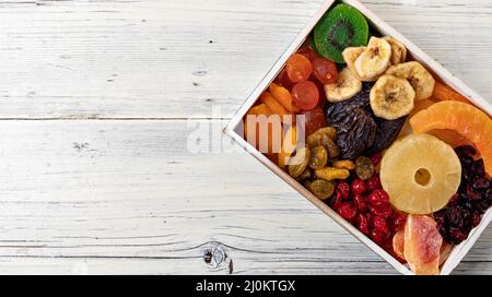 Raccolta di frutta secca su un legno Foto Stock
