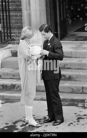 La principessa Diana, la principessa del Galles e il principe Carlo, il principe del Galles tiene il loro figlio neonato Principe William con sua moglie la principessa Diana, mentre lasciano il St. Mary's Hospital a Londra, Foto scattata martedì 22nd giugno 1982. Foto Stock