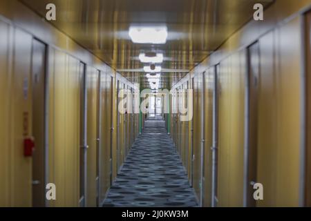 Corridoio con cabine per i passeggeri all'interno della nave da crociera Foto Stock