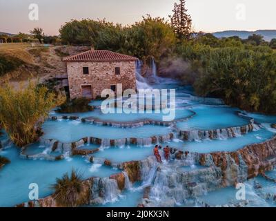 Terme naturali con cascate e sorgenti termali di Saturnia, Grosseto, Toscana, Italia, sorgenti termali Cascate del Mulino w Foto Stock