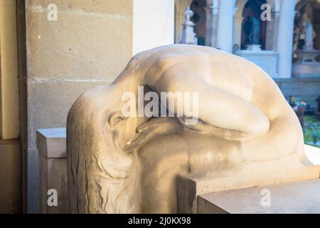 Statua su una vecchia tomba - inizio 1800, marmo - situata nel cimitero di Genova, Italia Foto Stock