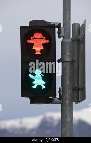 Semaforo pedonale con semaforo rosso e verde donna, Reykjavik, Islanda Foto Stock