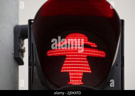 Semaforo pedonale con semaforo rosso donne, Reykjavik, Islanda Foto Stock