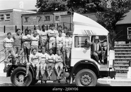 Watford FC presidente Elton John con Watford football team a un photocall. Il 29 agosto 1982. Foto Stock