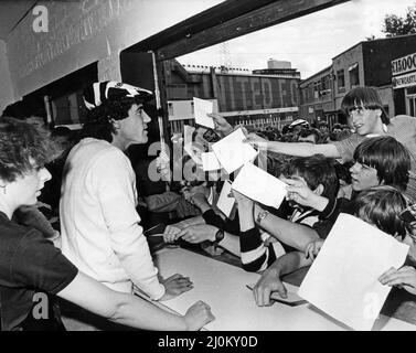 Il calciatore del Newcastle United Kevin Keegan è accolto dai tifosi di Newcastle, mentre apre il nuovo negozio di souvenir del club al St James Park, il giorno prima di fare il suo debutto per il club.27th agosto 1982. Foto Stock