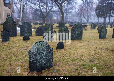 Pietra tombale vuota in un cimitero storico nella nebbia delle prime ore del mattino Foto Stock