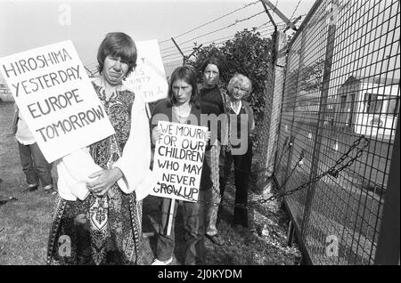 5th settembre 1981 un gruppo gallese chiamato 'Donne per la vita sulla Terra' arriva a Greenham per protestare contro la decisione del governo di consentire a 96 missili da crociera di avere sede lì. Dopo che la loro richiesta di un dibattito sulla questione è ignorata, si uniscono le donne della campagna anti-nucleare del Berkshire e comincia l'inizio di un'occupazione 19year di quello che doveva essere conosciuto come 'il campo di Pace delle Donne?. I dimostranti si concatenano alla recinzione. 6th settembre 1981 Foto Stock