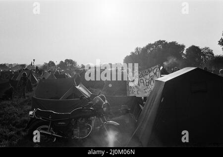 Festival Goers al National Rock Festival 20th, che si svolge dal 22nd al 24th agosto, a Richfield Avenue, Reading, agosto 1980. Foto Stock