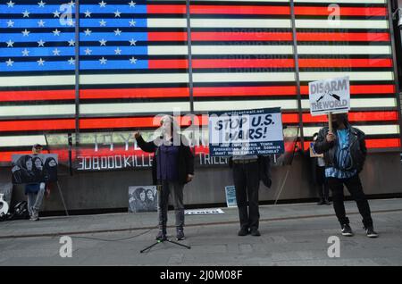 New York, Stati Uniti. 19th Mar 2022. Gruppi di attivisti si sono riuniti insieme a veterani riuniti a Times Square a New York City chiedendo di fermare la guerra in tutto il mondo. (Foto di Ryan Rahman/Pacific Press) Credit: Pacific Press Media Production Corp./Alamy Live News Foto Stock