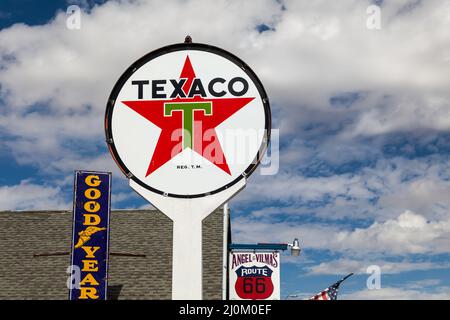 SELIGMAN, ARIZONA, USA - LUGLIO 31 : Old Texaco e altri segni a Seligman, Arizona, USA il 31 luglio 2011 Foto Stock