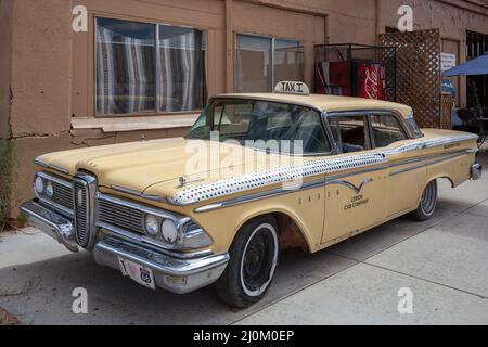 SELIGMAN, ARIZONA, Stati Uniti d'America - LUGLIO 31 : Old Yellow taxi parcheggiato a Seligman Arizona Stati Uniti d'America il 31 luglio 2011 Foto Stock