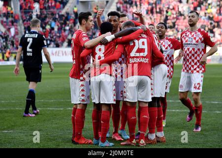 Magonza, Germania. 19th Mar 2022. I giocatori di Mainz 05 festeggiano il punteggio durante la partita di calcio tedesca di prima divisione Bundesliga tra FSV Mainz 05 e DSC Arminia Bielefeld a Mainz, in Germania, il 19 marzo 2022. Credit: Ulrich Hufnagel/Xinhua/Alamy Live News Foto Stock