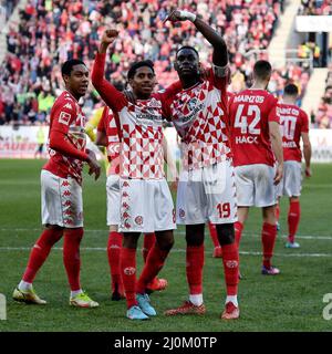 Magonza, Germania. 19th Mar 2022. Moussa Niakhate (fronte R) di Mainz 05 celebra il punteggio con i suoi compagni di squadra durante la partita di calcio tedesca di prima divisione Bundesliga tra FSV Mainz 05 e DSC Arminia Bielefeld a Mainz, Germania, 19 marzo 2022. Credit: Ulrich Hufnagel/Xinhua/Alamy Live News Foto Stock