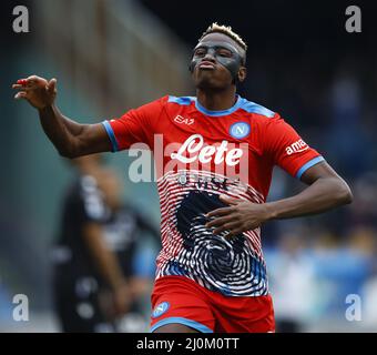 Napoli, Italia. 19th Mar 2022. Victor Osimhen di Napoli celebra il suo primo goal durante una partita di calcio della Serie A tra Napoli e Udinese a Napoli, Italia, il 19 marzo 2022. Credit: Str/Xinhua/Alamy Live News Foto Stock