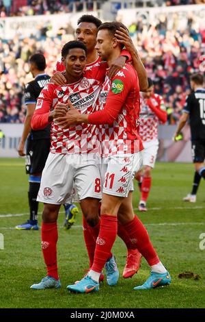 Magonza, Germania. 19th Mar 2022. Marcus Ingvartsen (fronte R) di Mainz 05 celebra il punteggio con i suoi compagni di squadra durante la partita di calcio tedesca di prima divisione Bundesliga tra FSV Mainz 05 e DSC Arminia Bielefeld a Mainz, Germania, 19 marzo 2022. Credit: Ulrich Hufnagel/Xinhua/Alamy Live News Foto Stock