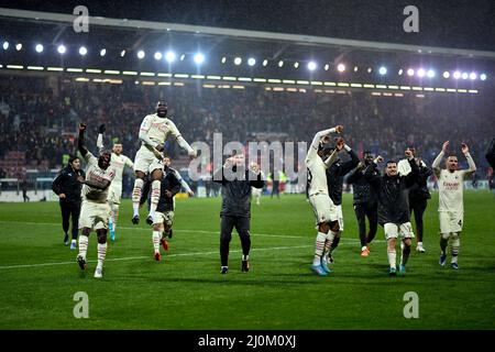 Cagliari, Italia. 19th Mar 2022. I giocatori di AC Milan festeggiano dopo una partita di calcio AC Milan e Cagliari a Cagliari, il 19 marzo 2022. Credit: Daniele Mascolo/Xinhua/Alamy Live News Foto Stock