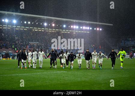 Cagliari, Italia. 19th Mar 2022. I giocatori di AC Milan festeggiano dopo una partita di calcio AC Milan e Cagliari a Cagliari, il 19 marzo 2022. Credit: Daniele Mascolo/Xinhua/Alamy Live News Foto Stock