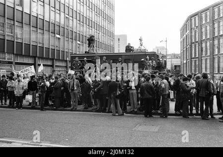 Scene fuori dal Bailey vecchio l'ultimo giorno del processo di Peter Sutcliffe, lo Yorkshire Ripper. 24th maggio 1981. Foto Stock