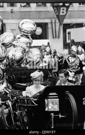 HRH Prince Charles sposa Lady Diana Spencer.Picture mostra la coppia felice, lasciando Buckingham Palace dopo la cerimonia di nozze della cattedrale di St Paul e dopo aver goduto di vedere le migliaia di wishers bene dal balcone di Buckingham Palace. Il Principe Carlo e Diana, ora S.A.R. la Principessa del Galles si sposarono in luna di miele a Balmoral in Scozia. Il vestito da sposa di Lady Diana, ed è un treno di 25 piedi, è sceso come uno dei più famosi abiti da sposa nella storia. L'abito è stato progettato da David e Elizabeth Emanuel. Foto scattata il 29th luglio 1981 Foto Stock