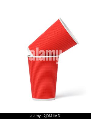 Tazza di carta ondulata rossa isolata su sfondo bianco. Contenitore per bevande Foto Stock