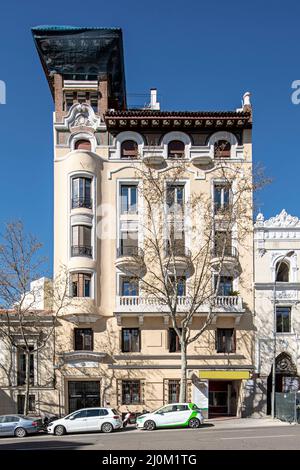 Facciata di un solitario edificio d'epoca a sette piani con balaustre e balconi semicircolari Foto Stock