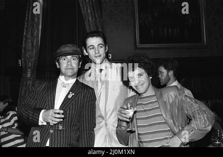 Elton John, Bob Geldof e Leo Bayer partecipano ad un ricevimento della Camera dei Comuni, invitato insieme ad altre star pop dal Ministro delle Arti, Norman St John-Stevas. 3rd agosto 1980. Foto Stock