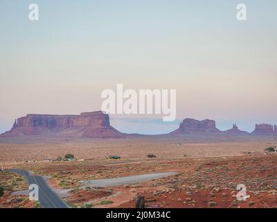 Vista della Navajo Nation Monument Valley. Strada diritta. Punto di grumo della foresta Foto Stock