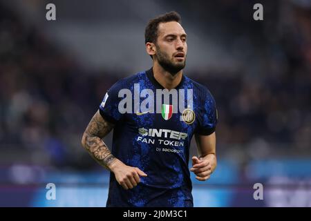 Milano, 19th marzo 2022. Hakan Calhanoglu del FC Internazionale durante la serie A a a Giuseppe Meazza, Milano. Il credito d'immagine dovrebbe essere: Jonathan Moscrop / Sportimage Foto Stock