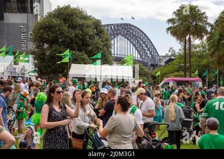 Sydney, Australia. 20th marzo 2022. Il festival del giorno di San Patrizio nel First Fleet Park nella zona Rocks di Sydney. Credit: Richard Milnes/Alamy Live News Foto Stock