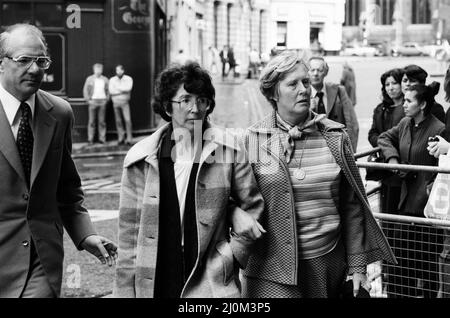 Scene fuori dal Bailey vecchio l'ultimo giorno del processo di Peter Sutcliffe, lo Yorkshire Ripper. Doreen Hill, madre della vittima Jacqueline Hill lascia la Corte. 24th maggio 1981. Foto Stock