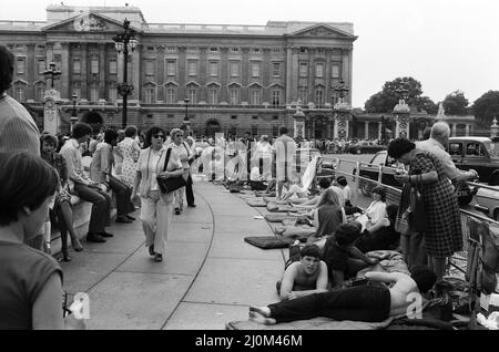 Centinaia di seducenti osservatori reali iniziarono a depositarsi davanti al Victoria Memorial di fronte a Buckingham Palace davanti al Royal Wedding, due ore dopo furono fatti lasciare dalla polizia. 28th luglio 1981. Foto Stock