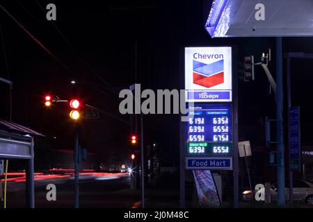 Los Angeles, California, Stati Uniti d'America - 10 marzo 2022: I costi del carburante aumentano a causa della guerra e dell'inflazione in mostra presso una stazione di servizio Chevron. Foto Stock