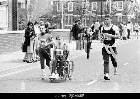 London Marathon 1982, sponsorizzato da Gillette, domenica 9th maggio 1982. Foto Stock