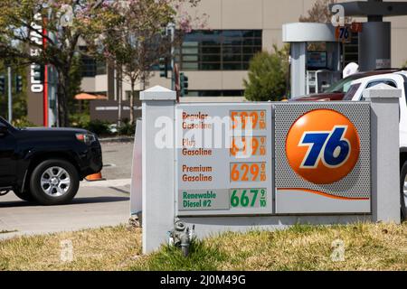 Los Angeles, California, Stati Uniti d'America - 10 marzo 2022: I costi del carburante aumentano a causa della guerra e dell'inflazione in esposizione ad una stazione di servizio 76. Foto Stock