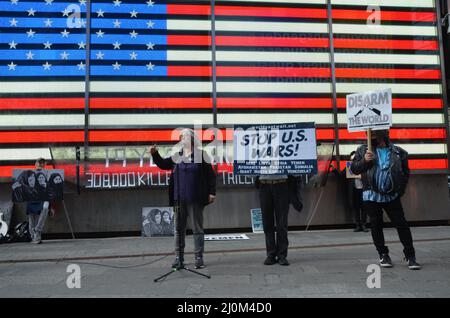 New York, Stati Uniti. 19th Mar 2022. Gruppi di attivisti si sono riuniti insieme a veterani riuniti a Times Square a New York City chiedendo di fermare la guerra in tutto il mondo. (Credit Image: © Ryan Rahman/Pacific Press via ZUMA Press Wire) Foto Stock