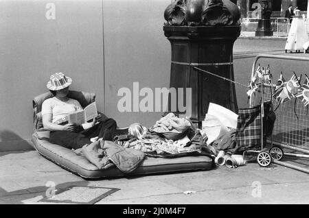 Centinaia di seducenti osservatori reali iniziarono a depositarsi davanti al Victoria Memorial di fronte a Buckingham Palace davanti al Royal Wedding, due ore dopo furono fatti lasciare dalla polizia. 28th luglio 1981. Foto Stock