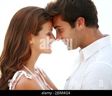 Parole tenera e sorrisi dolci. Due bellissimi giovani amanti che condividono insieme un momento intimo. Foto Stock