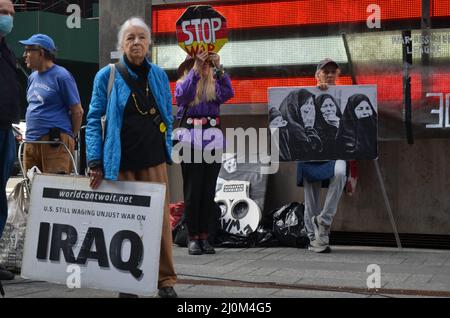 New York, Stati Uniti. 19th Mar 2022. Gruppi di attivisti si sono riuniti insieme a veterani riuniti a Times Square a New York City chiedendo di fermare la guerra in tutto il mondo. (Credit Image: © Ryan Rahman/Pacific Press via ZUMA Press Wire) Foto Stock