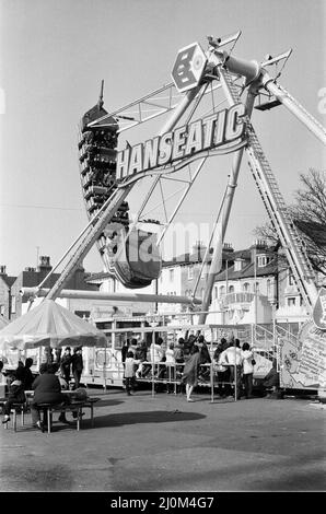 Scenes at Bembom Brothers White Knuckle Theme Park (precedentemente noto come Dreamland) a Margate, Kent. 5th aprile 1982. Foto Stock